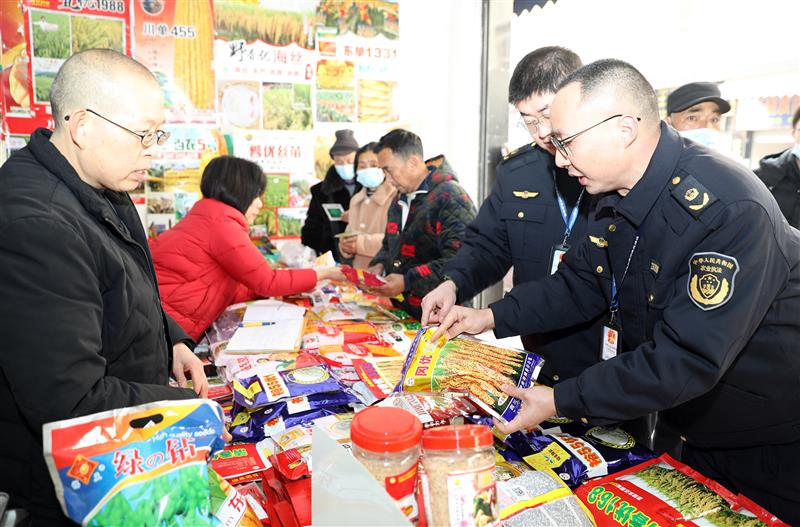 丹棱縣農業執法人員正在對農資市場開展檢查。